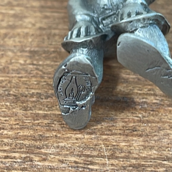 Heritage Pewter Gnome with Squirrel Figurine - Picture 6 of 8